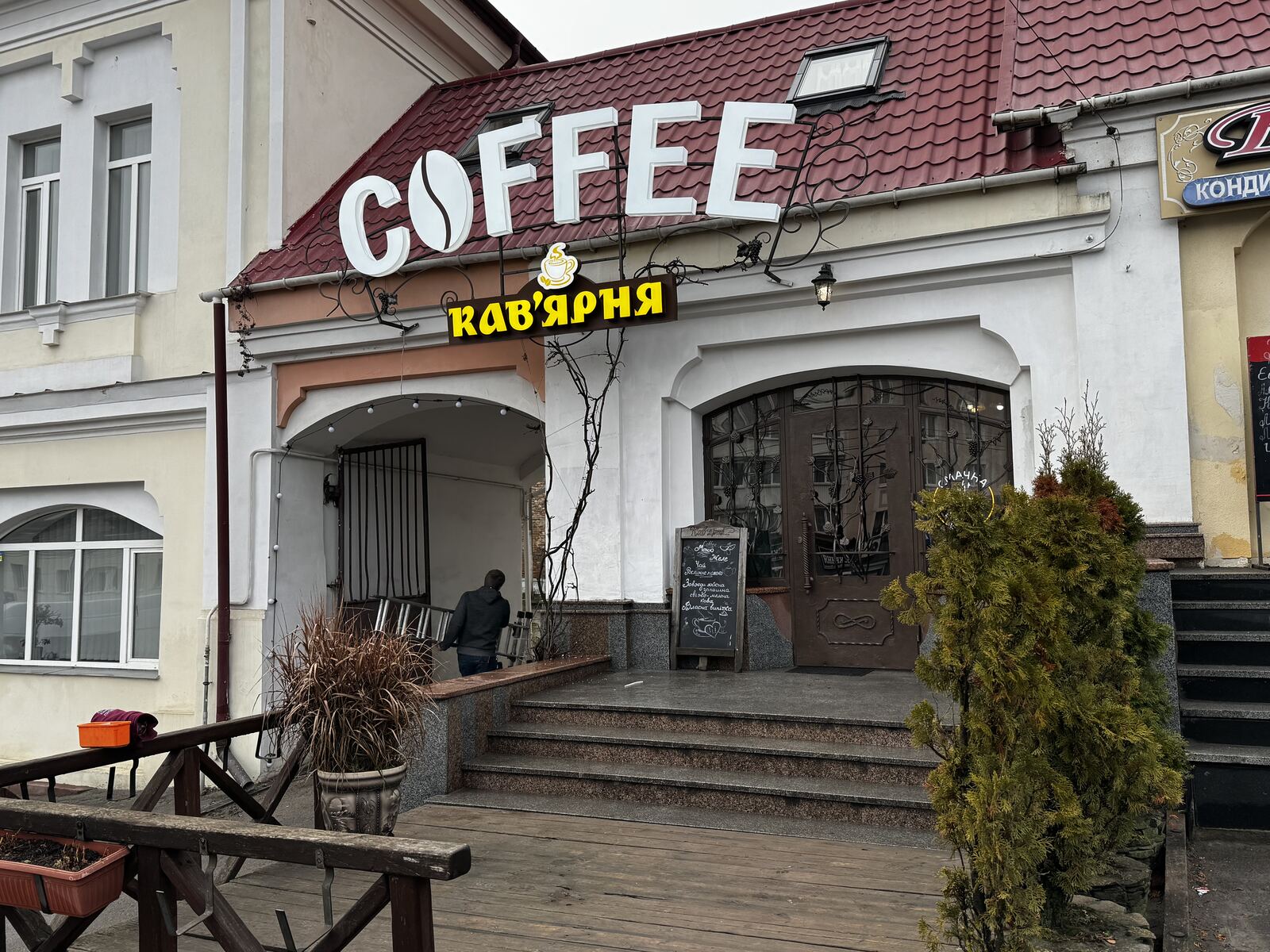 Фігурна вивіска Coffee на кав'ярні
